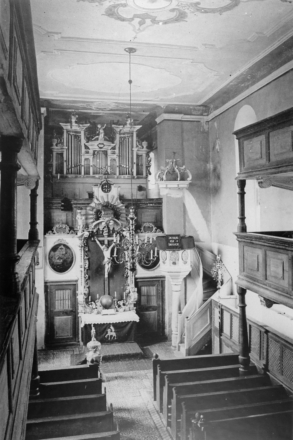 Kirchenbild um den 1. Weltkrieg: Das Siebnergestühl ist rechts noch sichtbar, die Kanzelkrone und die farbige Deckengestaltung.